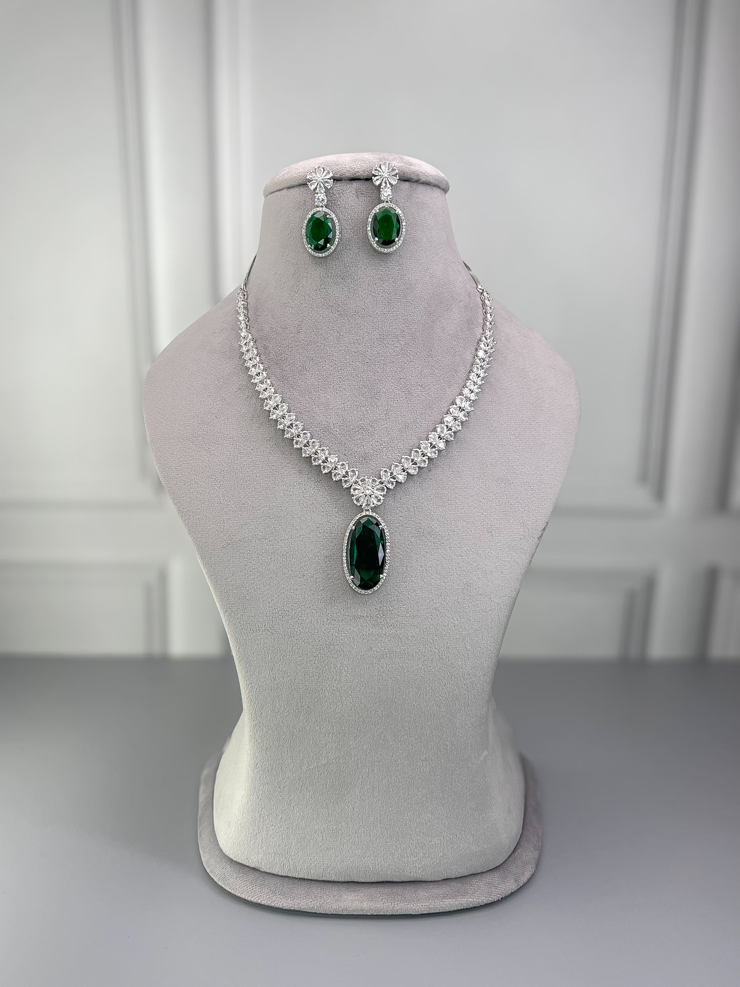 Sara AD Necklace Set
