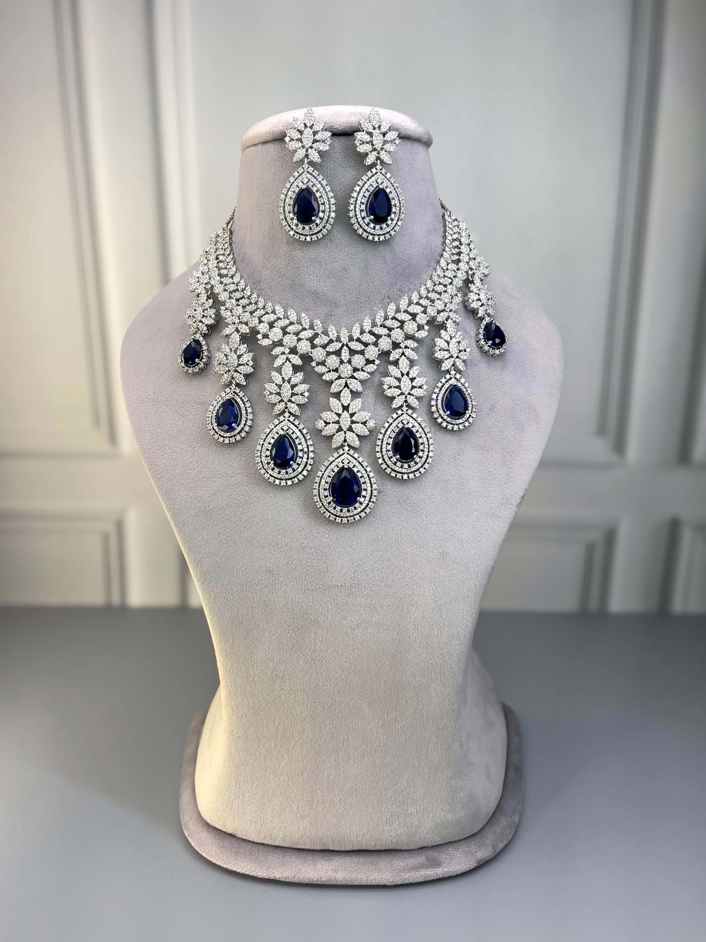 Victoria AD Necklace Set