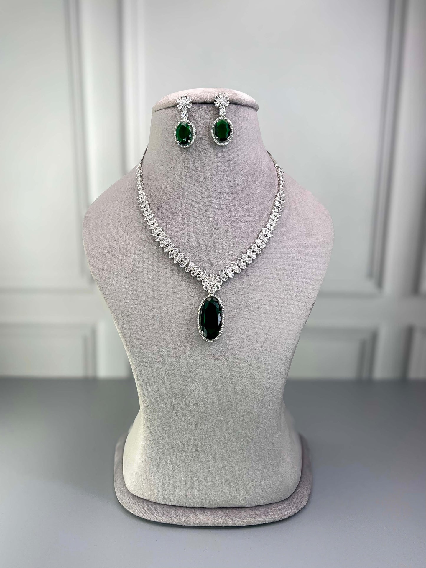 Sara AD Necklace Set