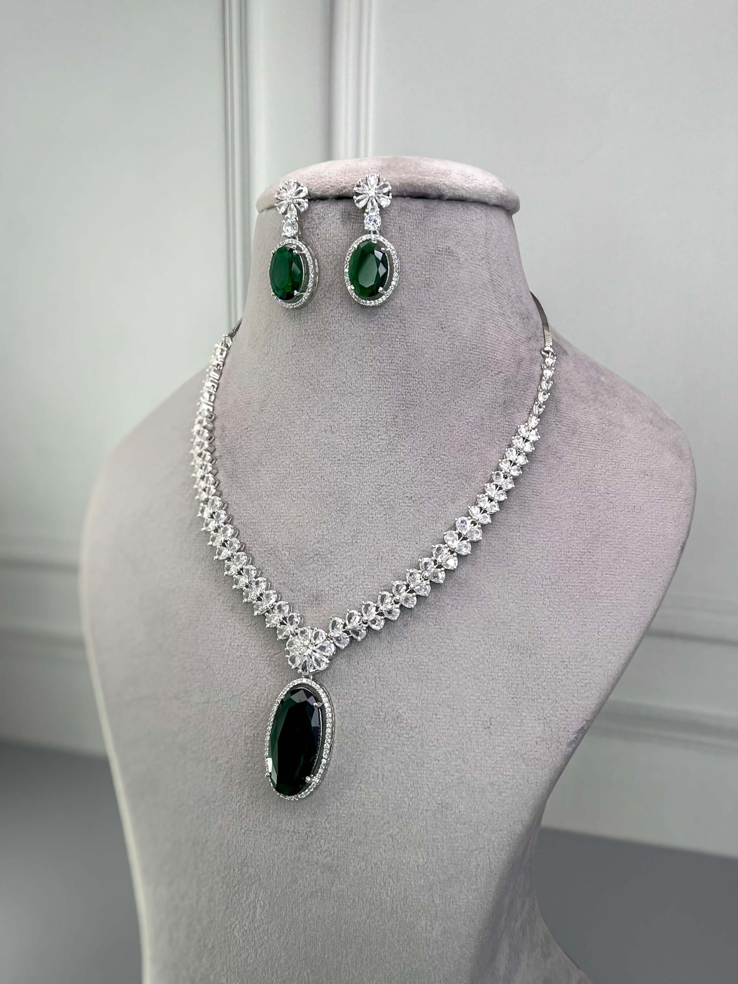 Sara AD Necklace Set