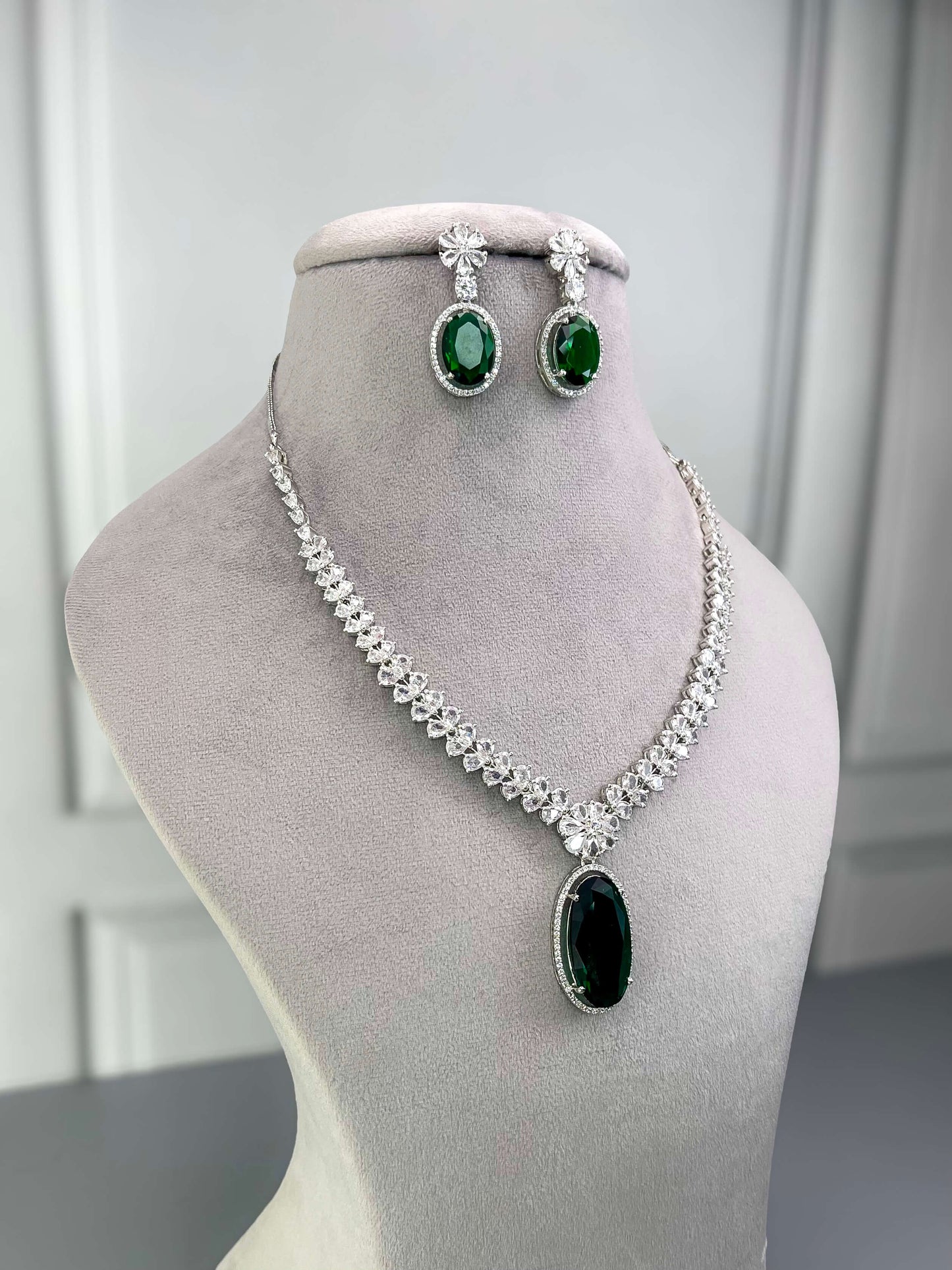 Sara AD Necklace Set