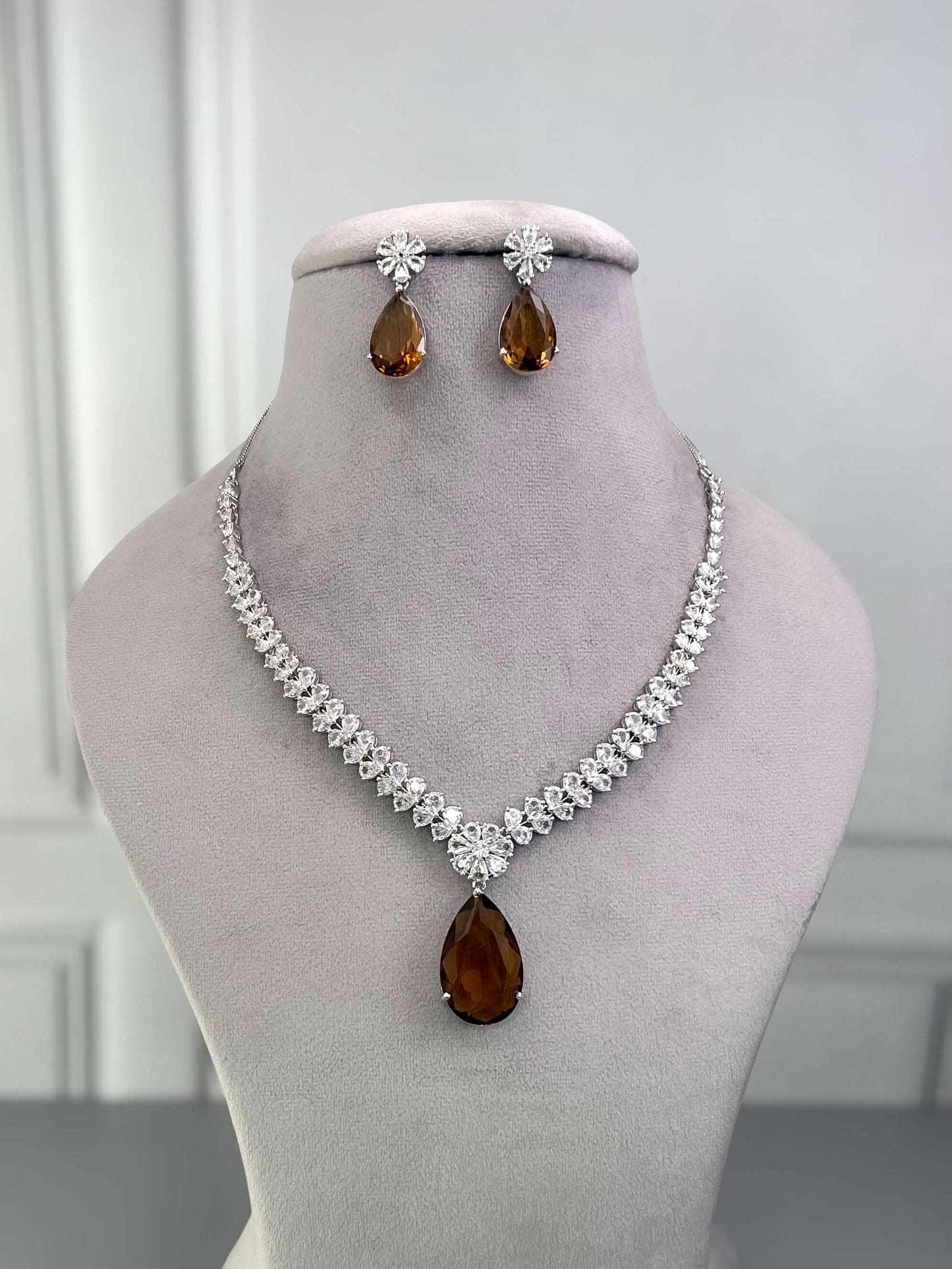 Sara AD Necklace Set