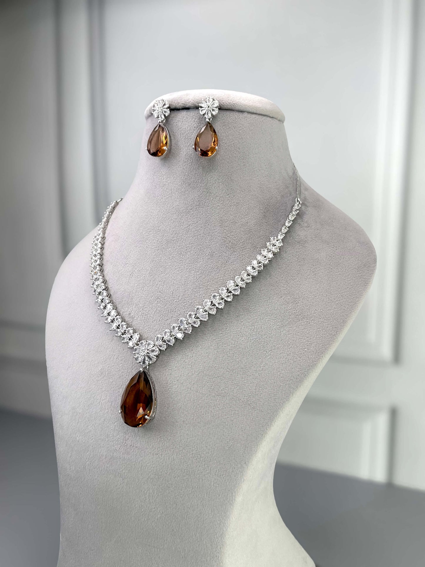 Sara AD Necklace Set