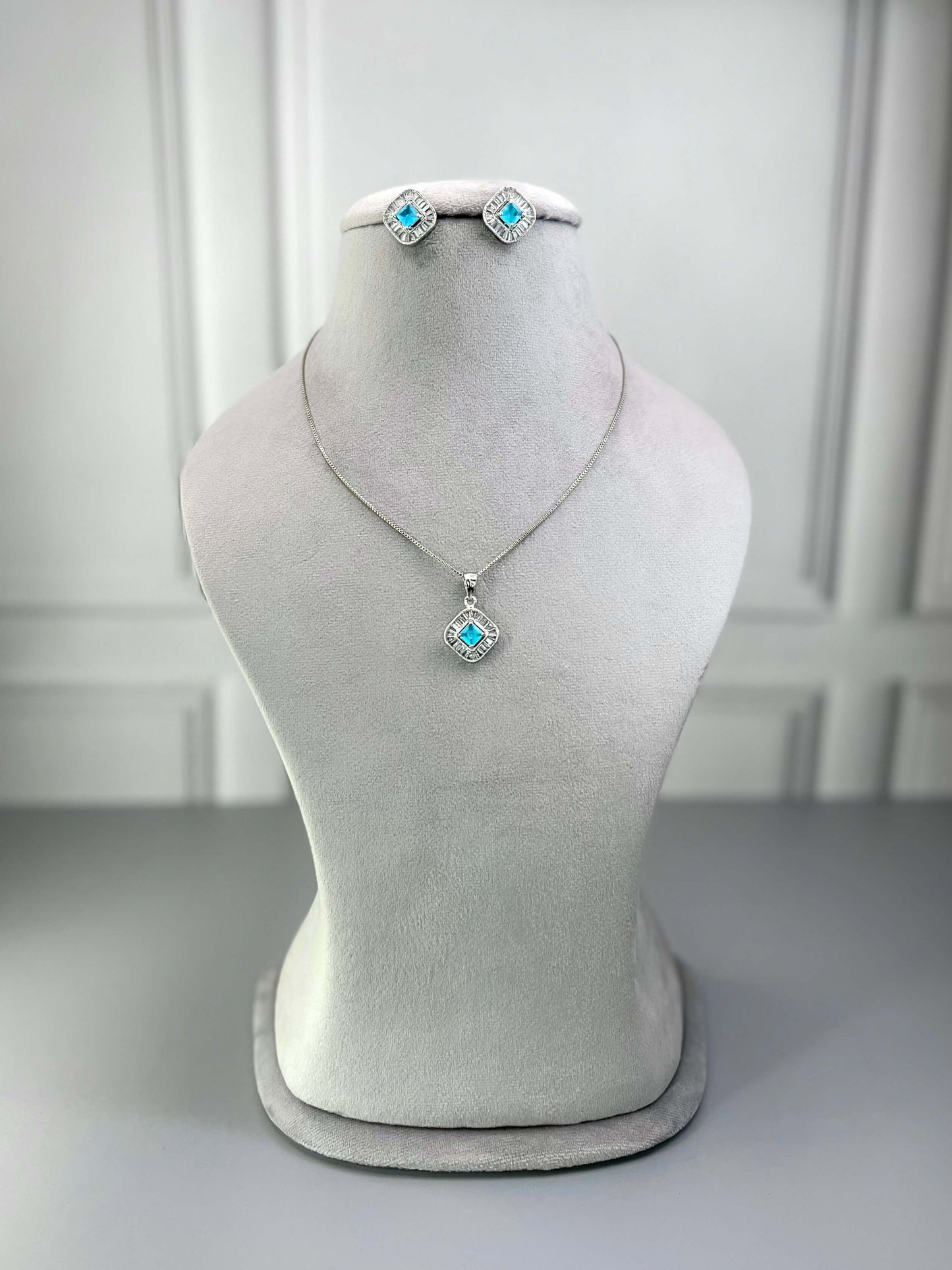 Lexi Turquoise Blue Pendant Set