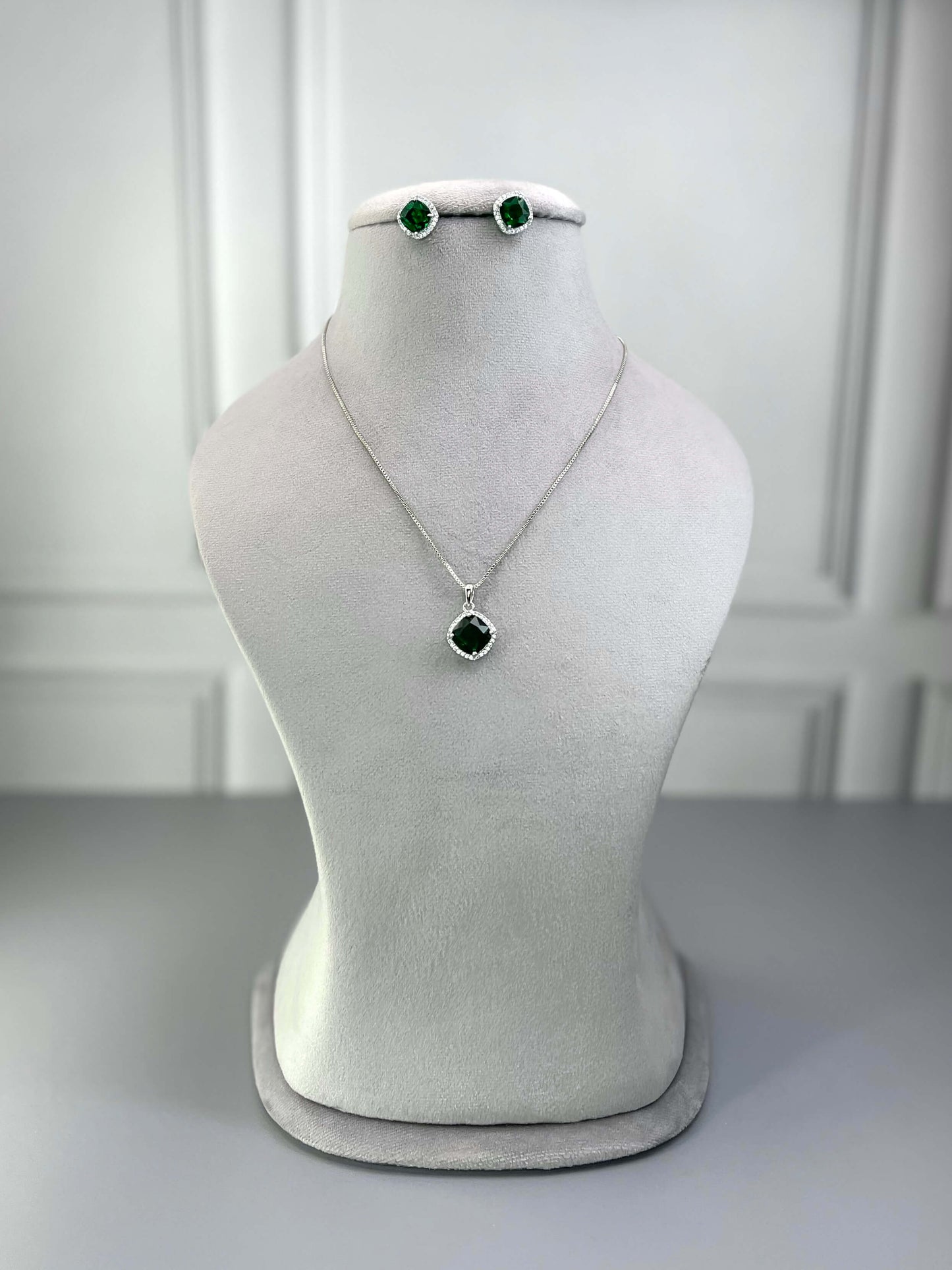 Tira Emerald Green Pendant Set