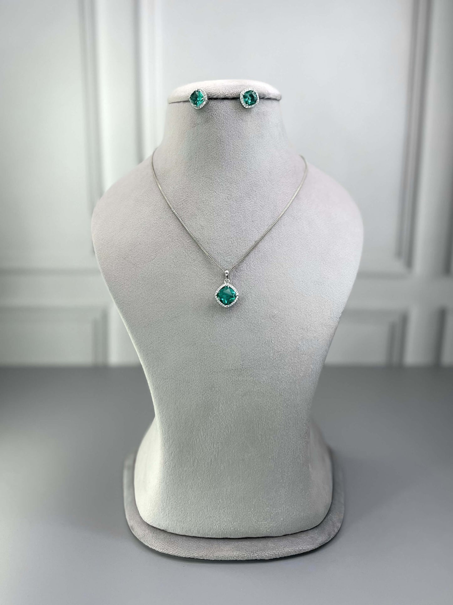 Tira Sea Green Pendant Set