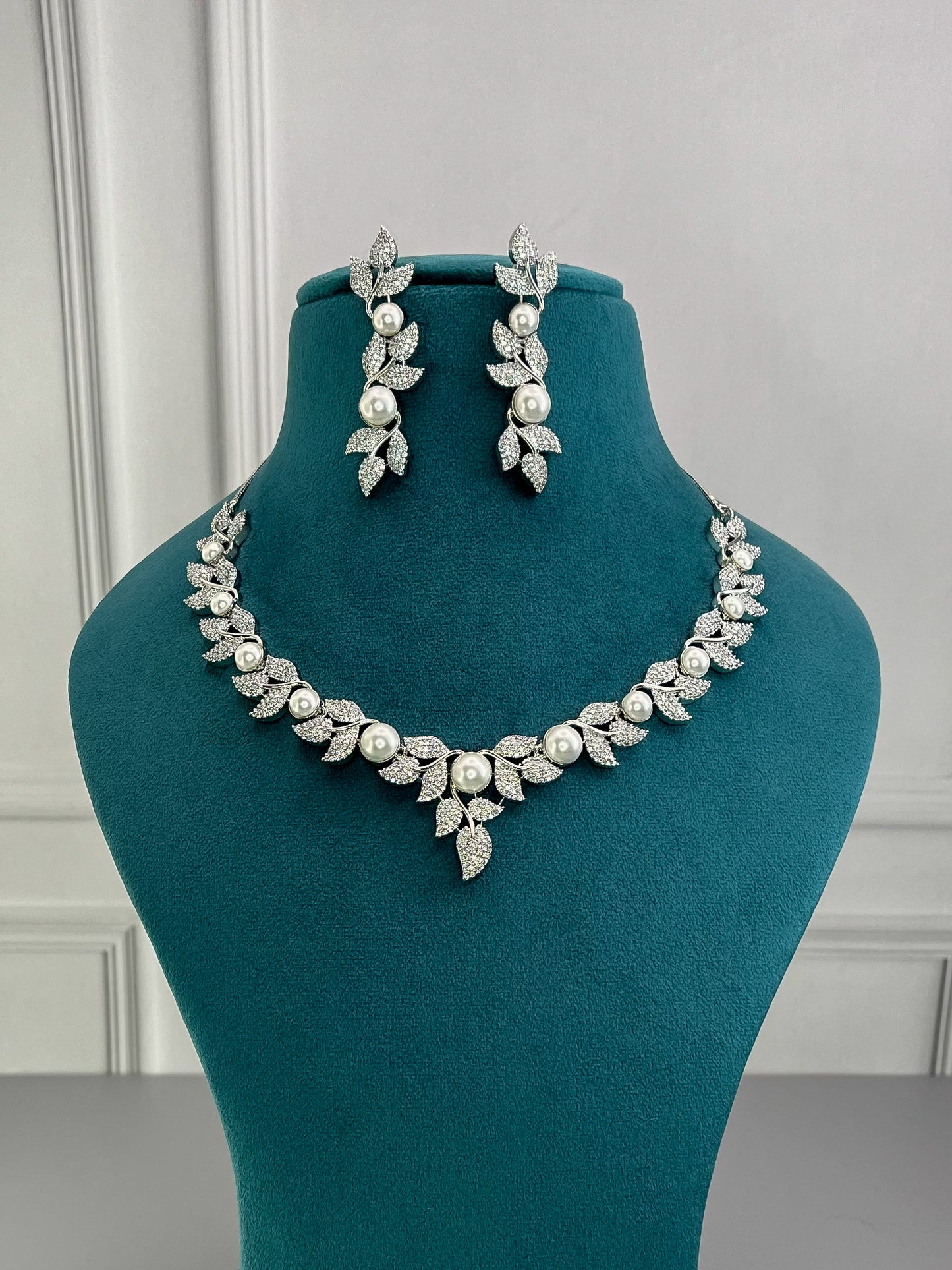 Elsa Pearl White AD Necklace Set