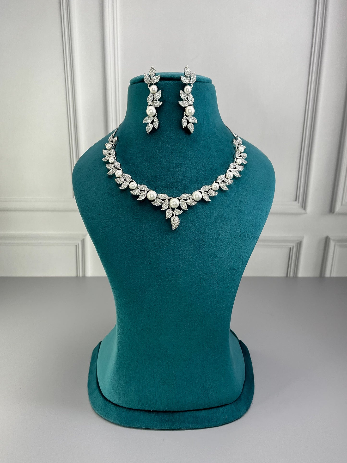 Elsa Pearl White AD Necklace Set