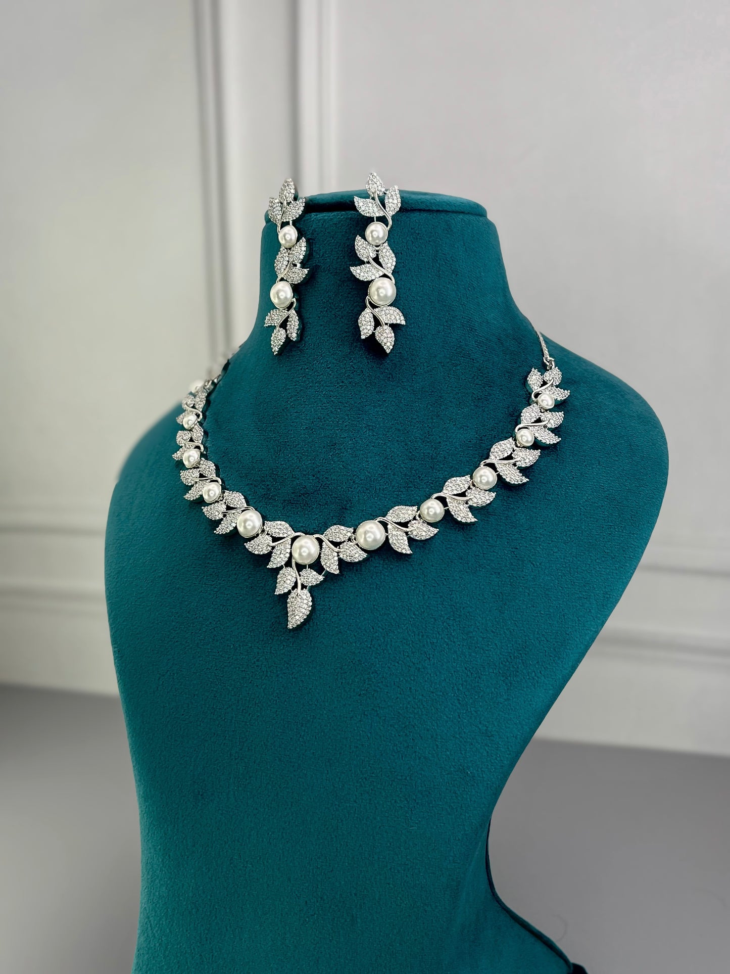 Elsa Pearl White AD Necklace Set