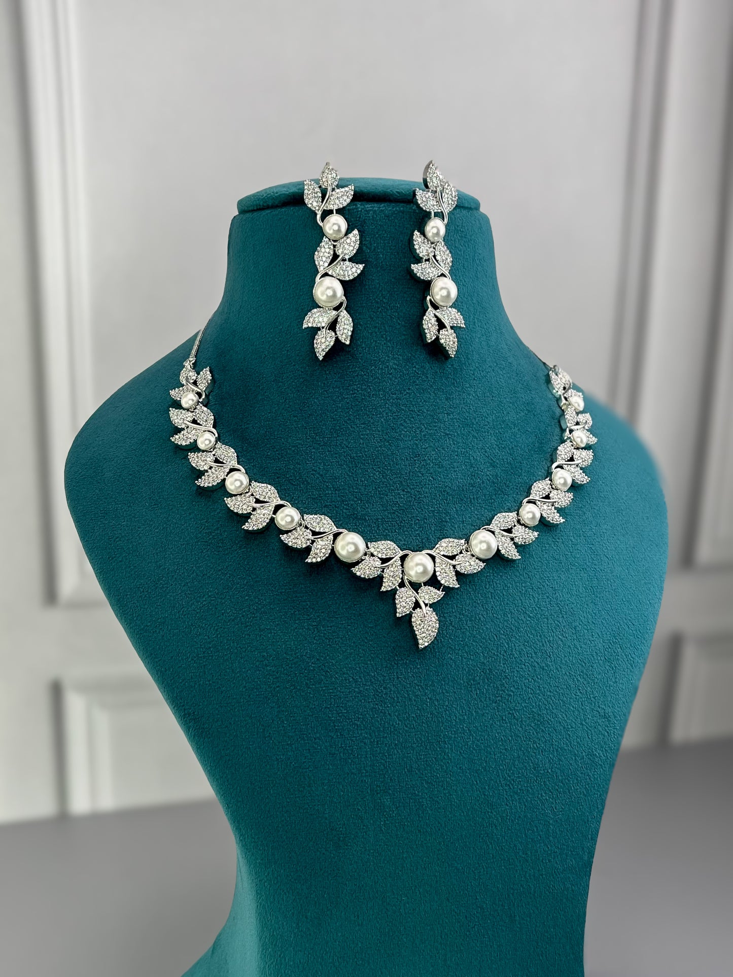 Elsa Pearl White AD Necklace Set