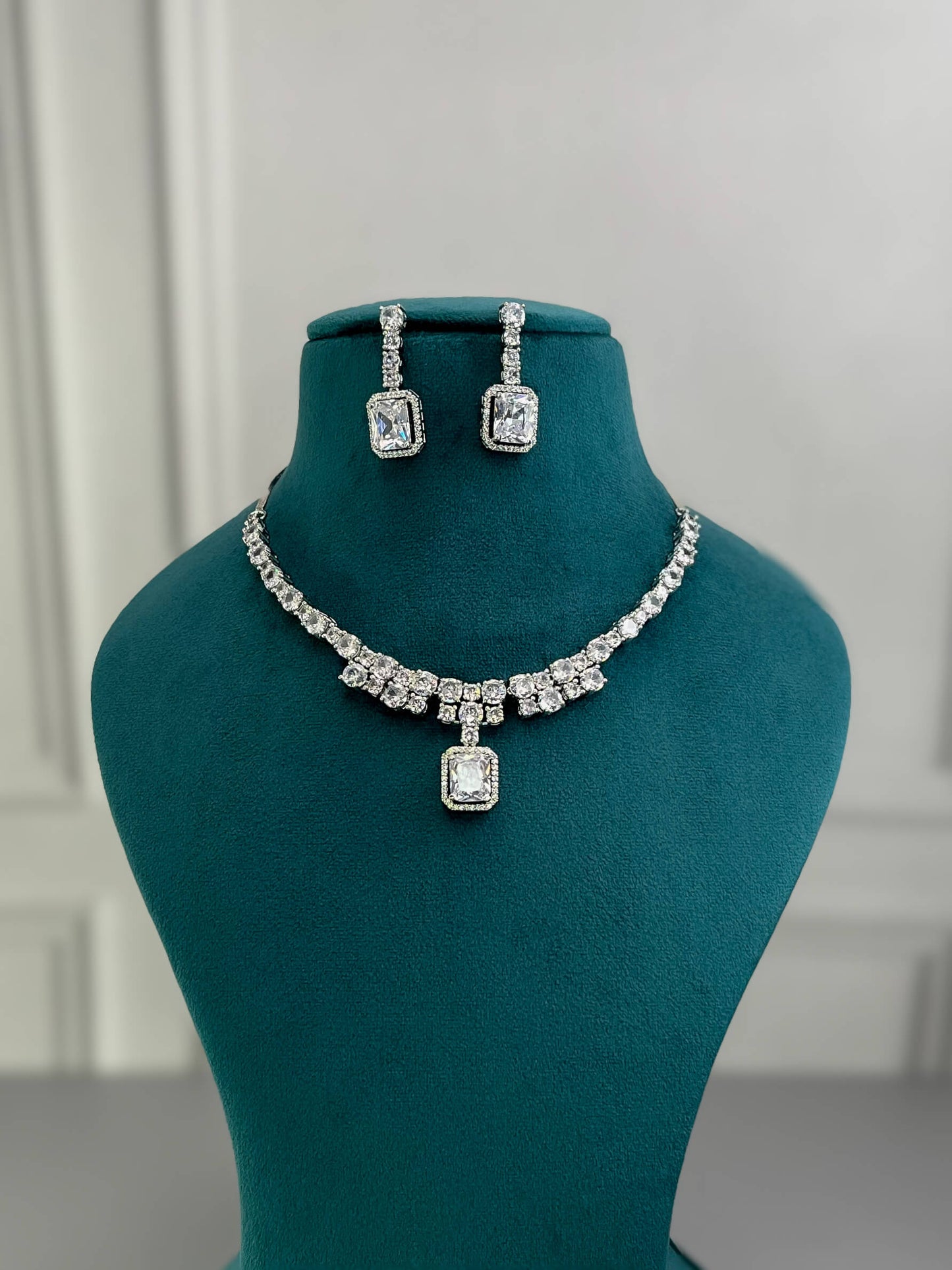 Nia Silver AD Necklace Set