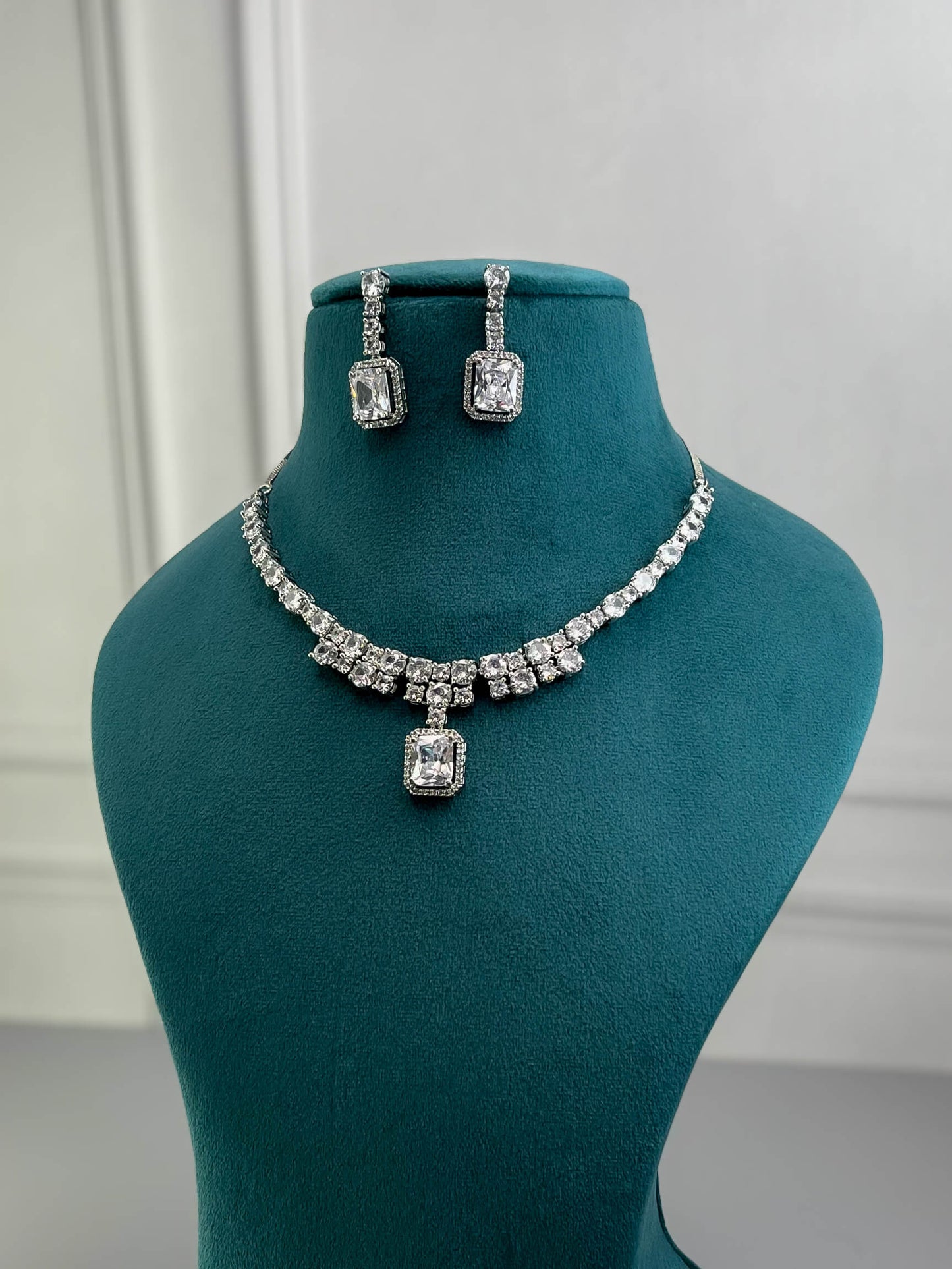 Nia Silver AD Necklace Set