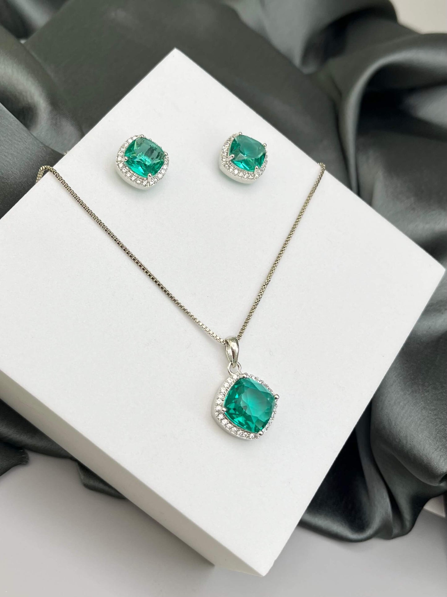 Tira Sea Green Pendant Set