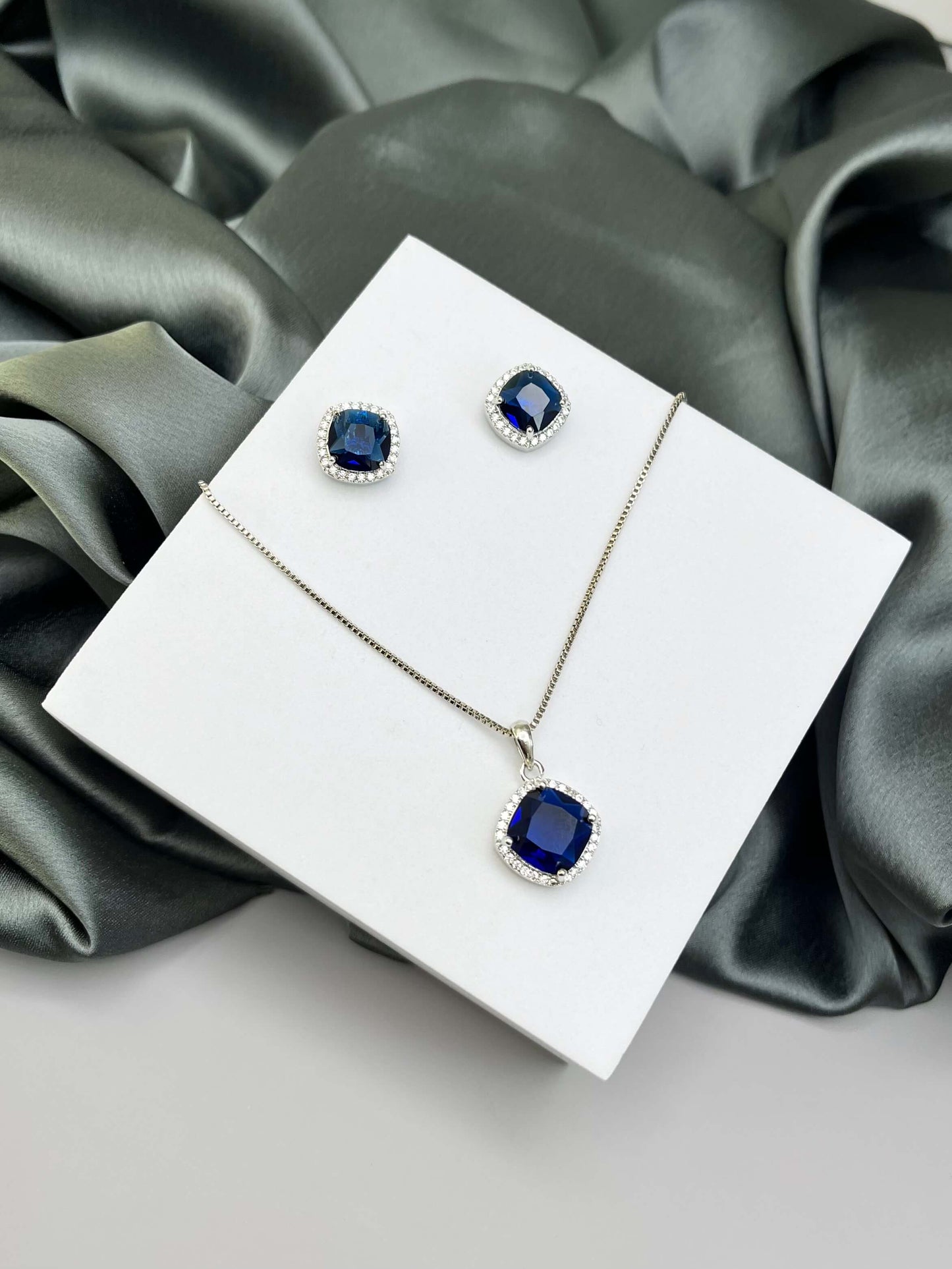 Tira Sapphire Blue Pendant Set