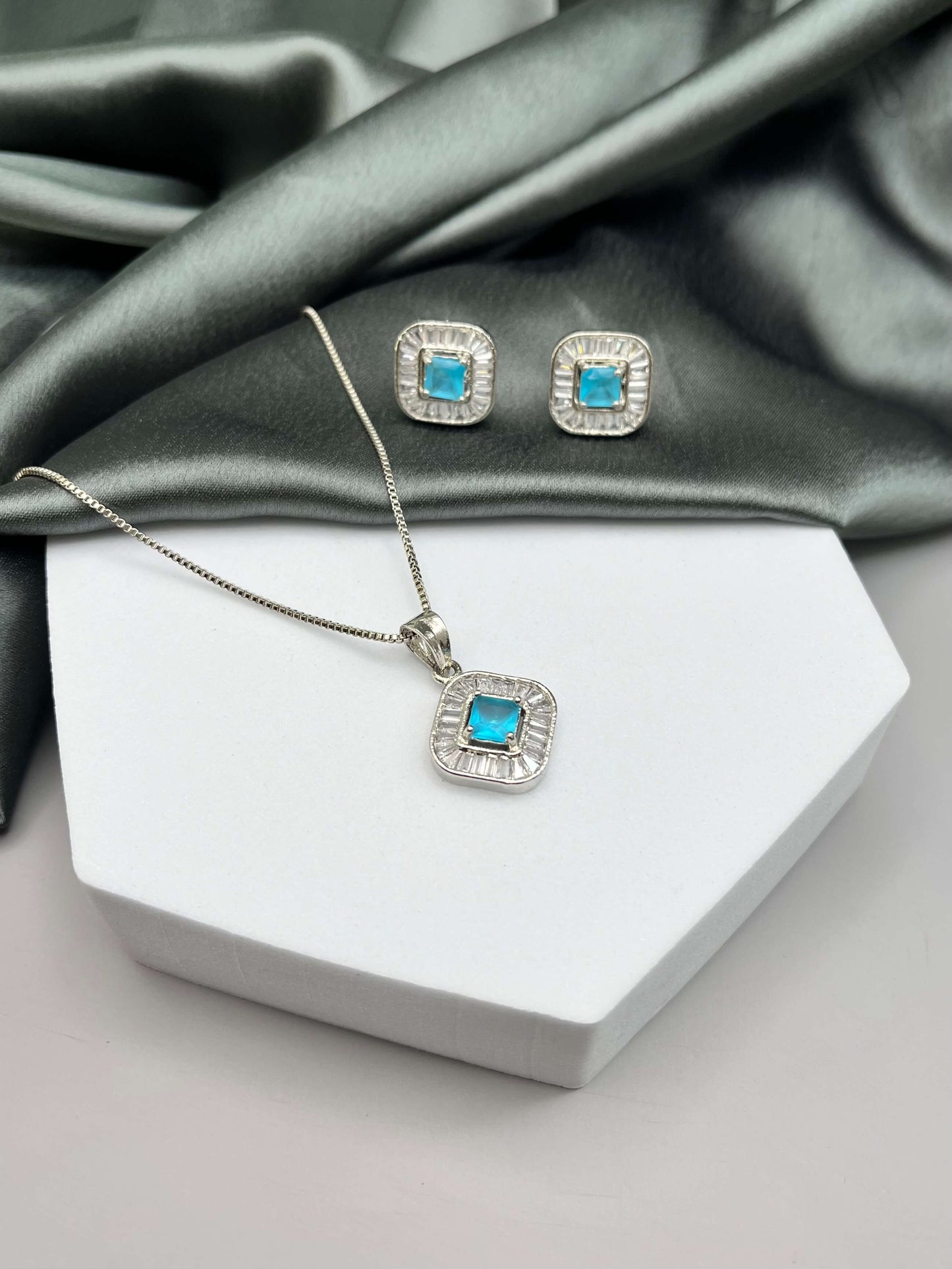 Lexi Turquoise Blue Pendant Set