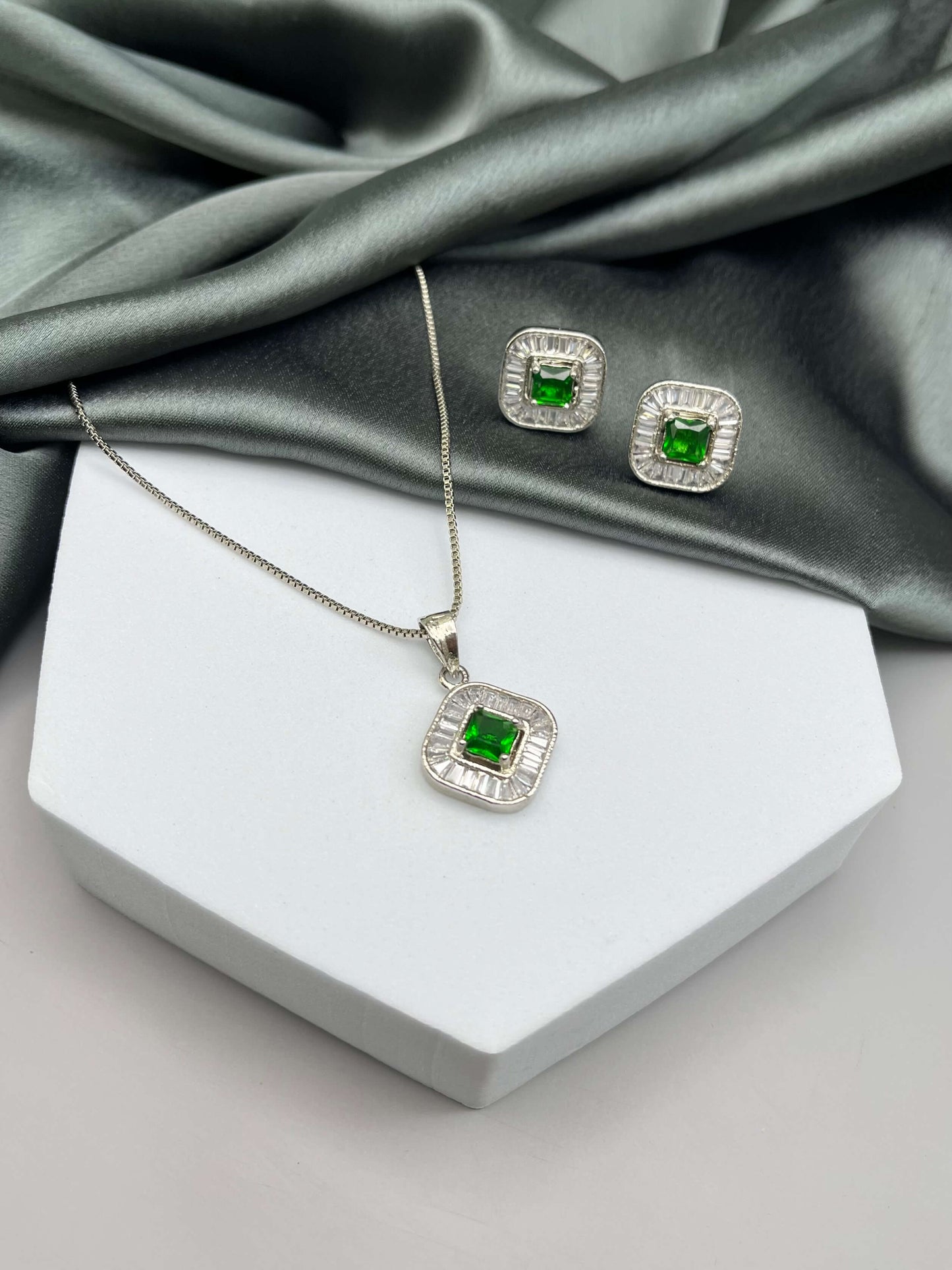 Lexi Emerald Green Pendant Set