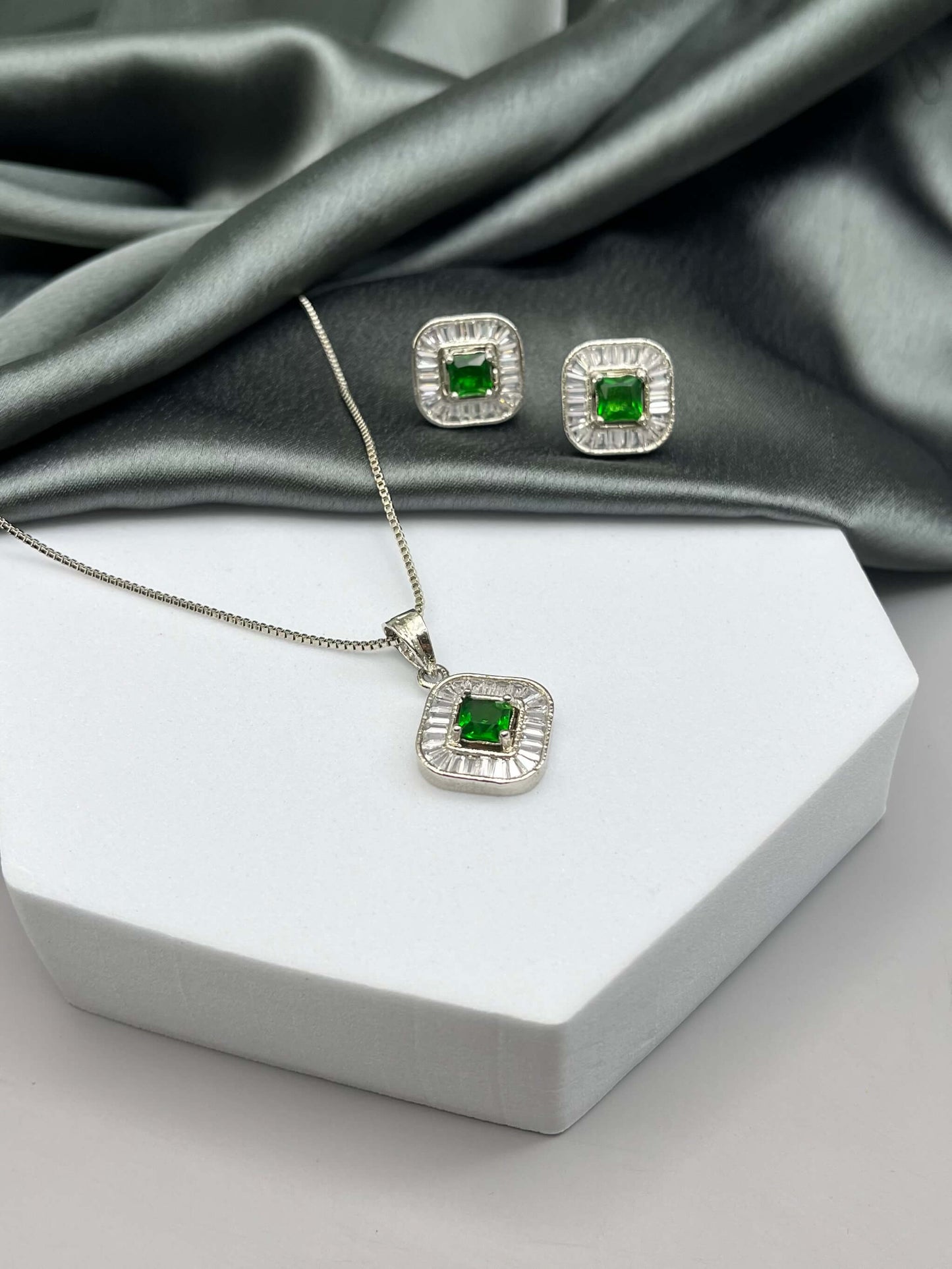 Lexi Emerald Green Pendant Set