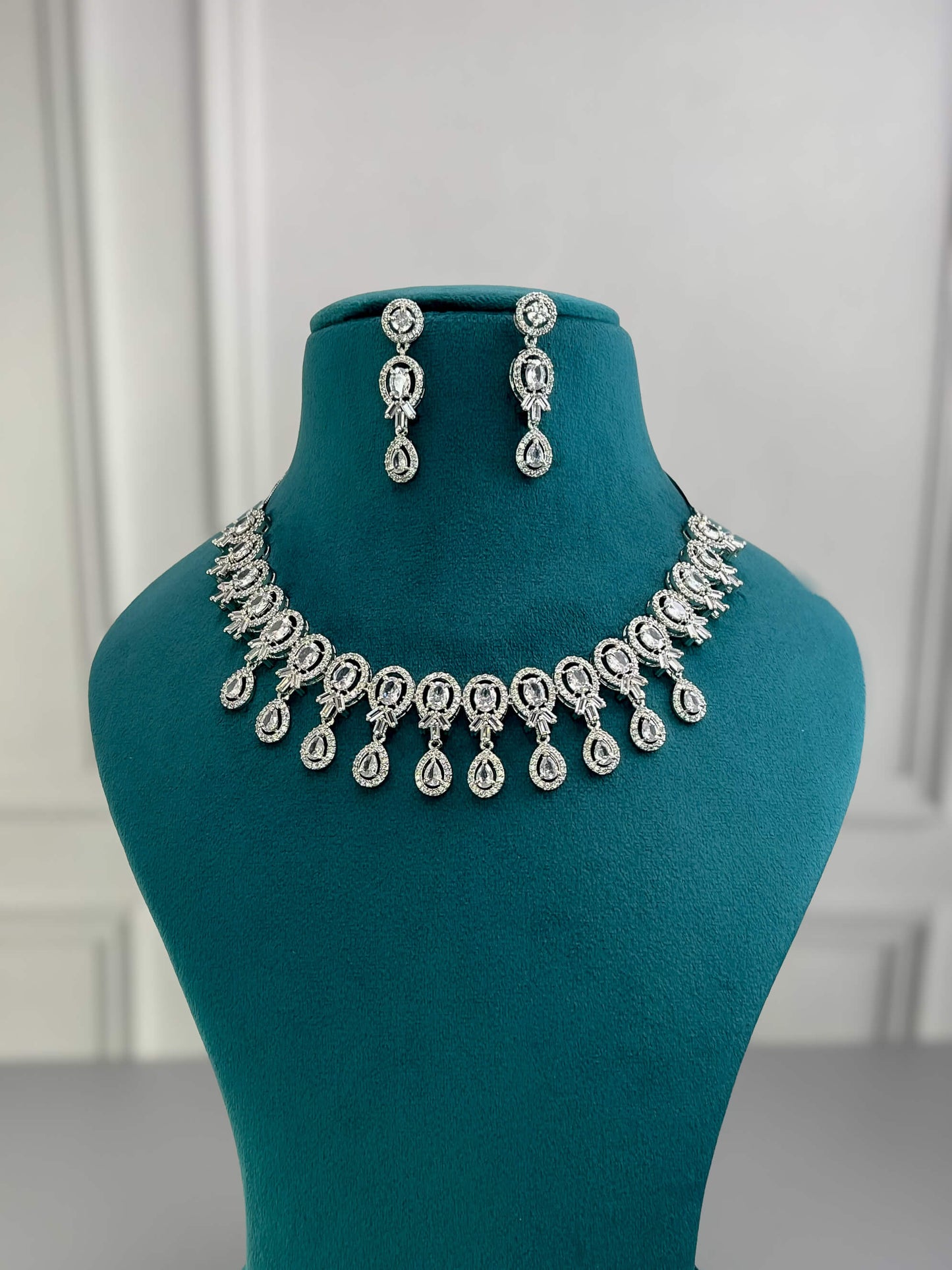 Myra Silver AD Necklace Set