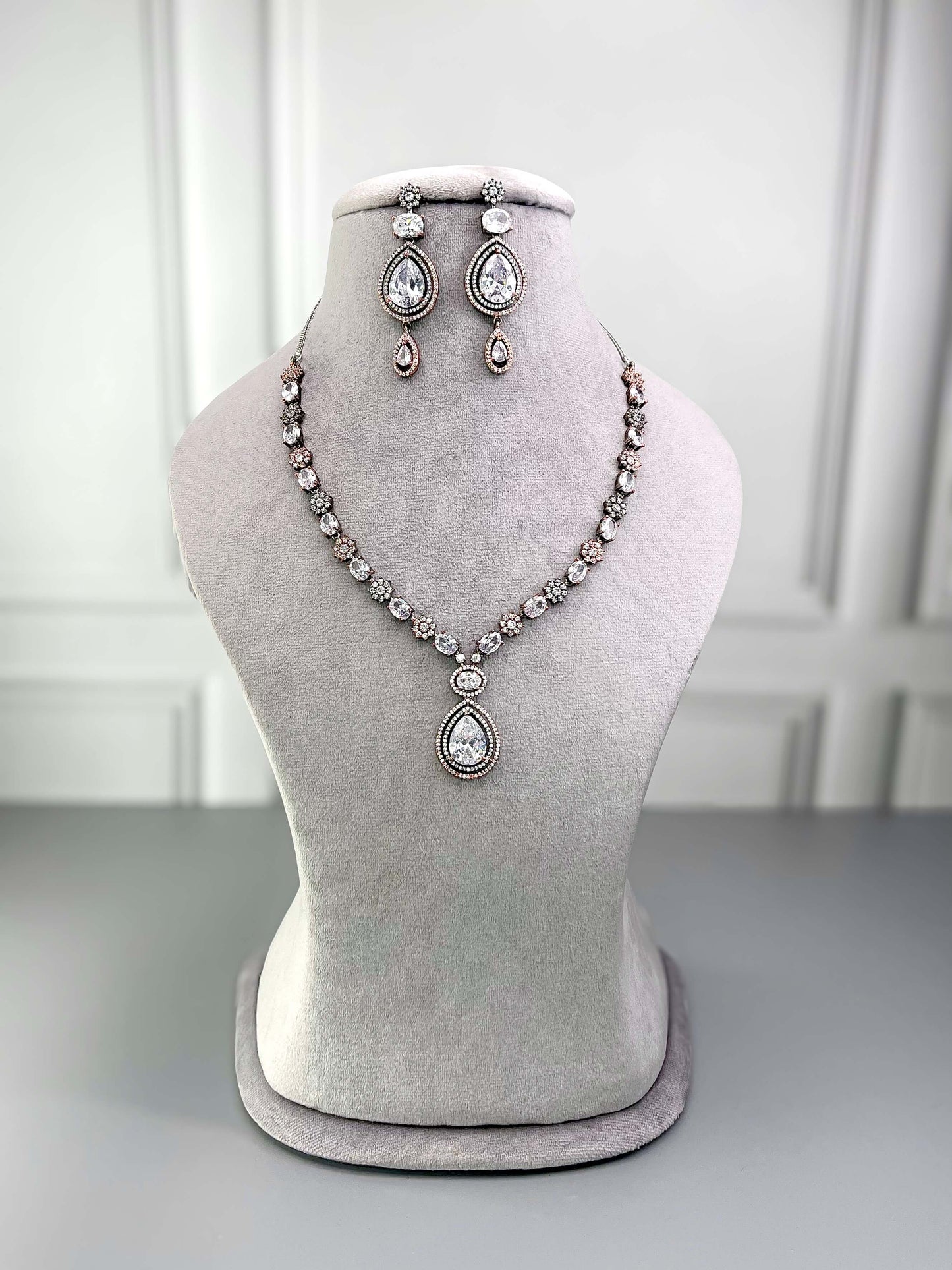 Elizabeth Black & Silver AD Necklace set