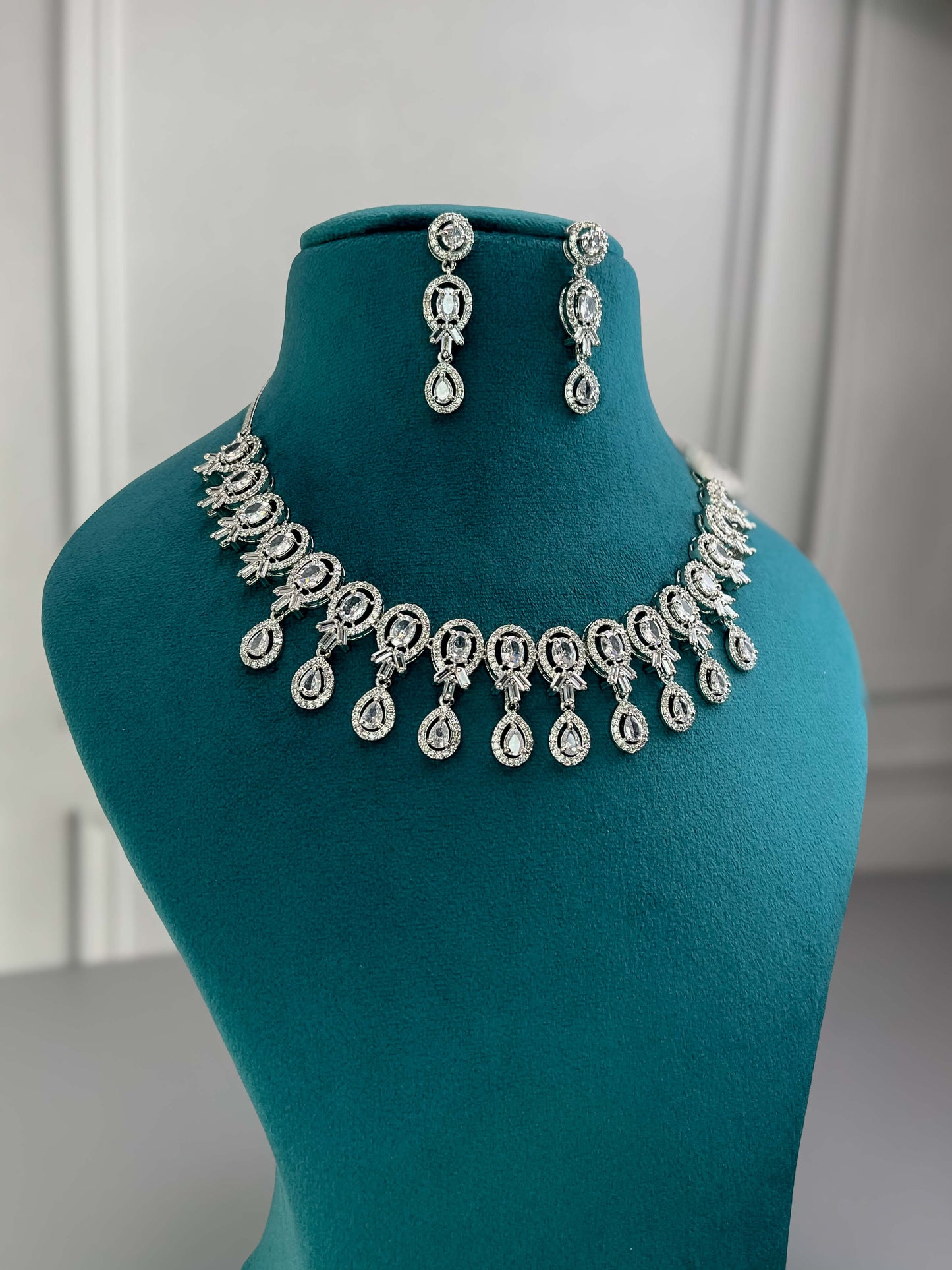 Myra Silver AD Necklace Set