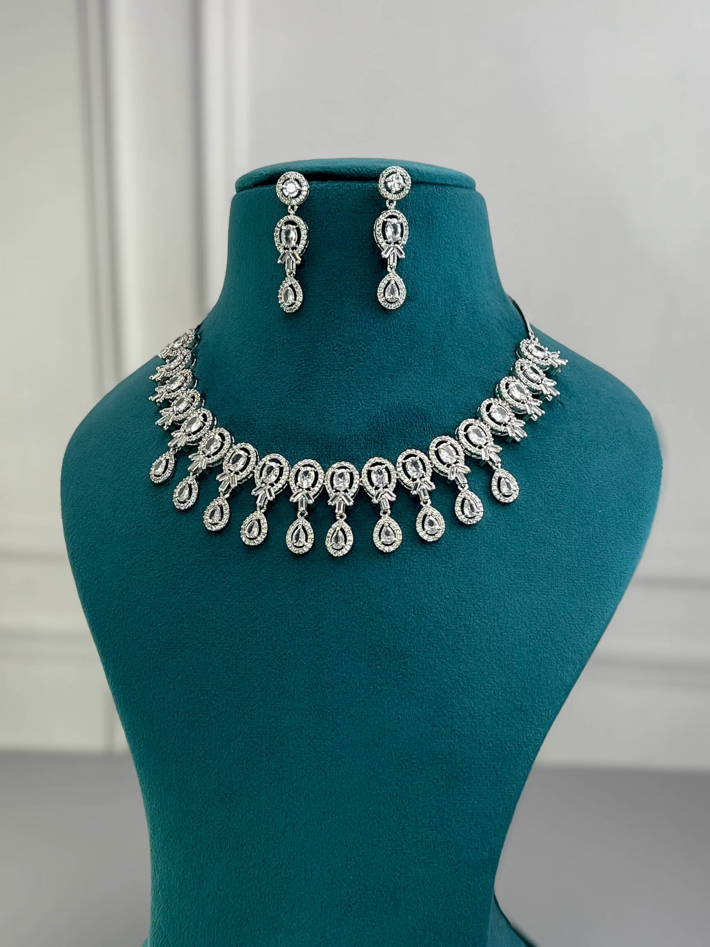 Myra Silver AD Necklace Set