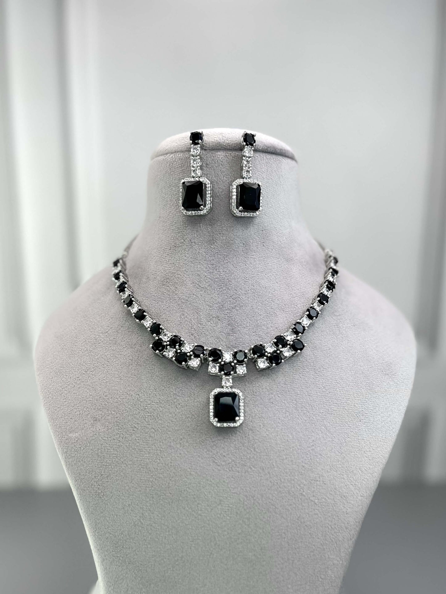 Nia Black AD Necklace Set